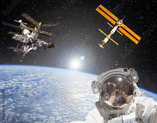Fototapeta Naklejka Na Ścianę i Meble -  Astronaut, spaceships and sunrise on the backdrop. The elements of this image furnished by NASA.