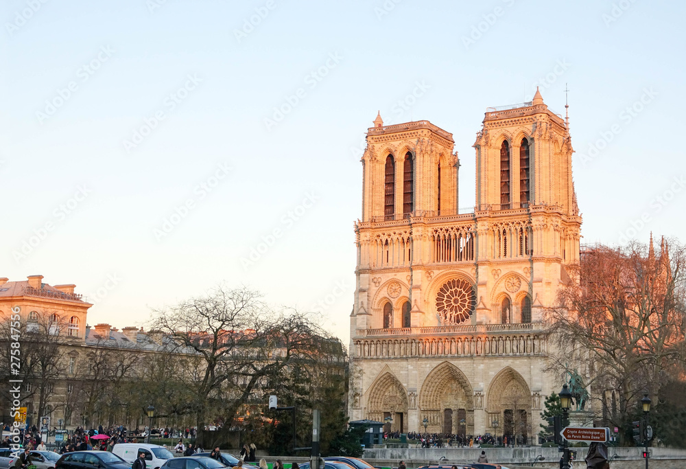 Φωτογραφία PARIS-FRANCE-FEB 25, 2019:  Medieval Catholic cathedral on the city of Paris