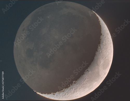 Φωτογραφία Moon in ashen light