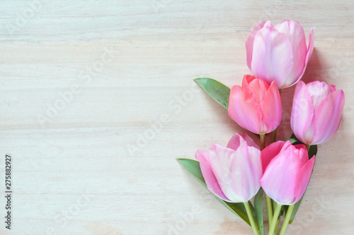 Fototapeta Naklejka Na Ścianę i Meble -  Tulip flowers on a wood background