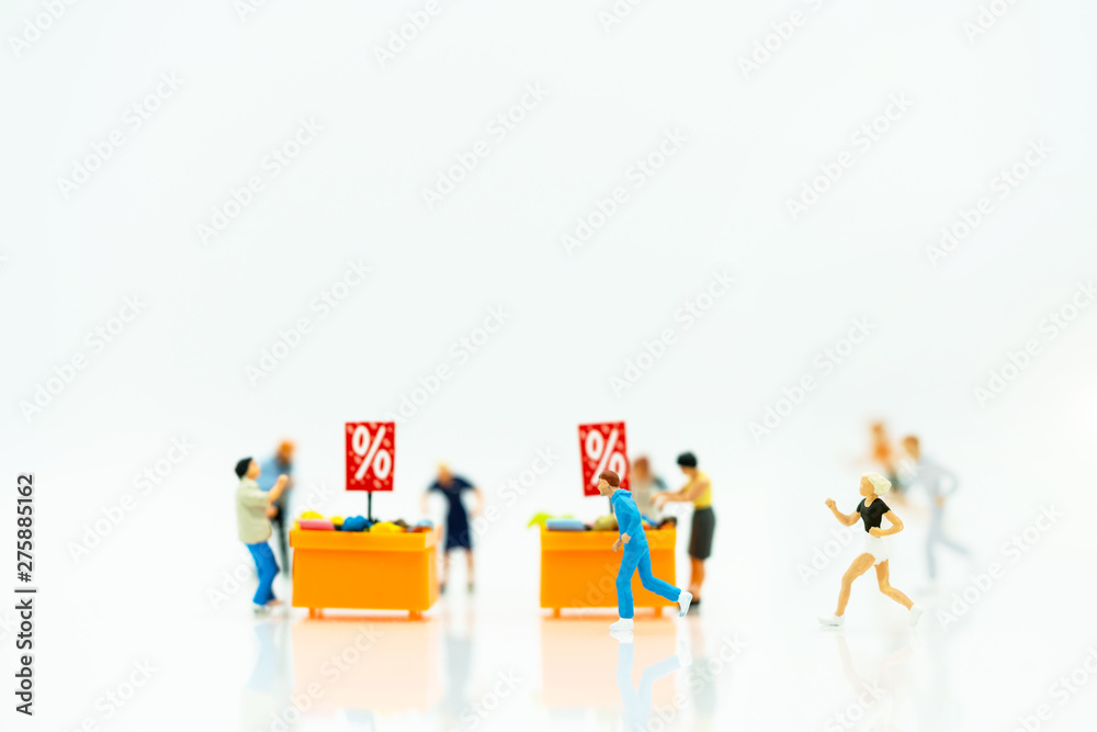 Obraz premium Miniatrue people: kupujący kupują towary na wyprzedaży ze zniżką. Turystyka, zakupy lub koncepcja biznesowa.