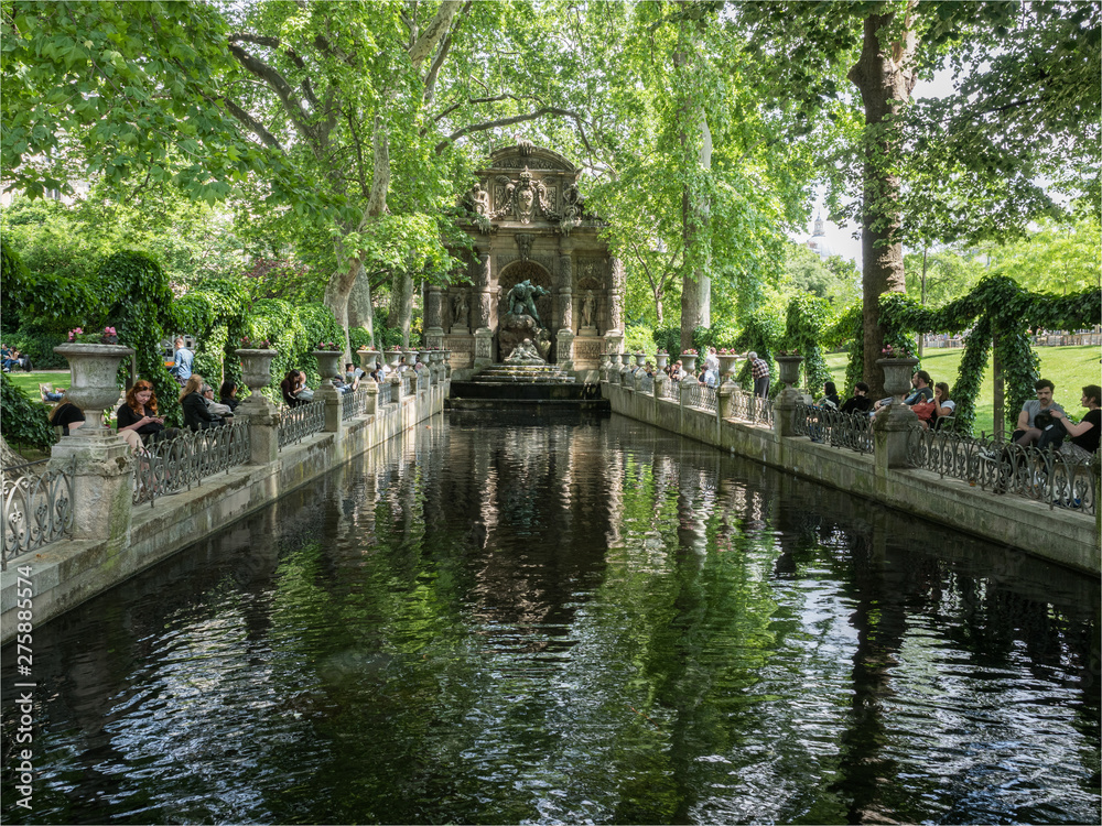 la fontaine Médicis dans le jardin du Luxembourg à Paris