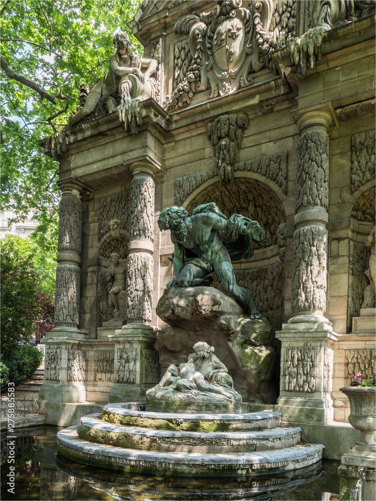 la fontaine Médicis dans le jardin du Luxembourg à Paris