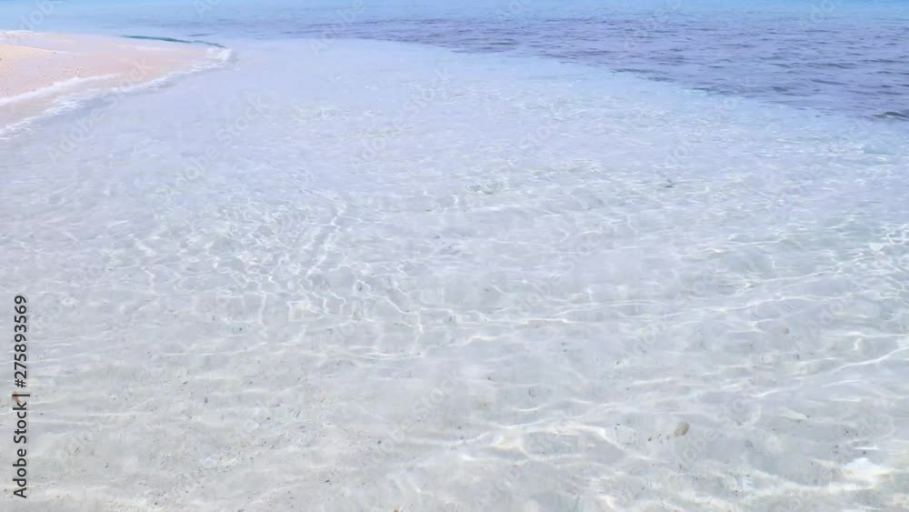 渚に打ち寄せる波