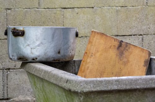Cooking pot and mini table of wood, in the sink, outdoors © Gabriel Pacce