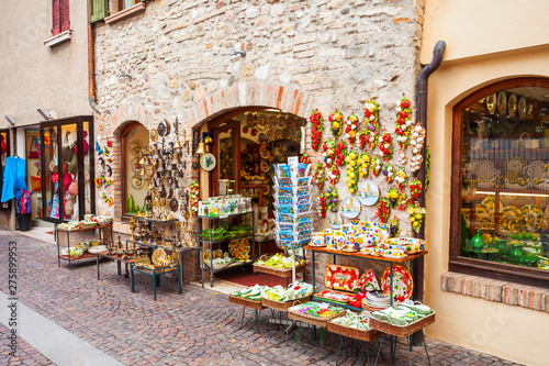 Fototapeta Naklejka Na Ścianę i Meble -  Souvenir shop in Sirmione, Italy