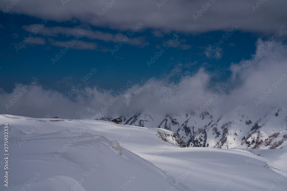 晴れた日の雪山の上で撮影した景色