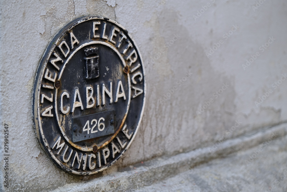 Azienda municipale cabina elettrica borchia di ferro antica