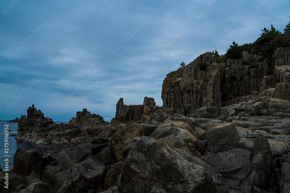 Naklejka premium 東尋坊で撮影したダイナミックでゴツゴツとした岩
