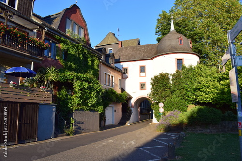 Durchfahrt der Rheinpromenade durch altes Gebäude photo