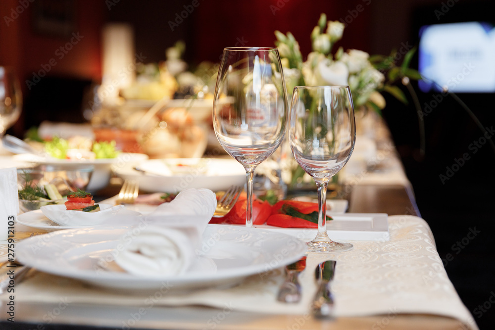 Elegance table set up for dinning room 