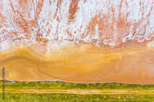 Foto Sandy and watery texture. Potassium salt excavation process