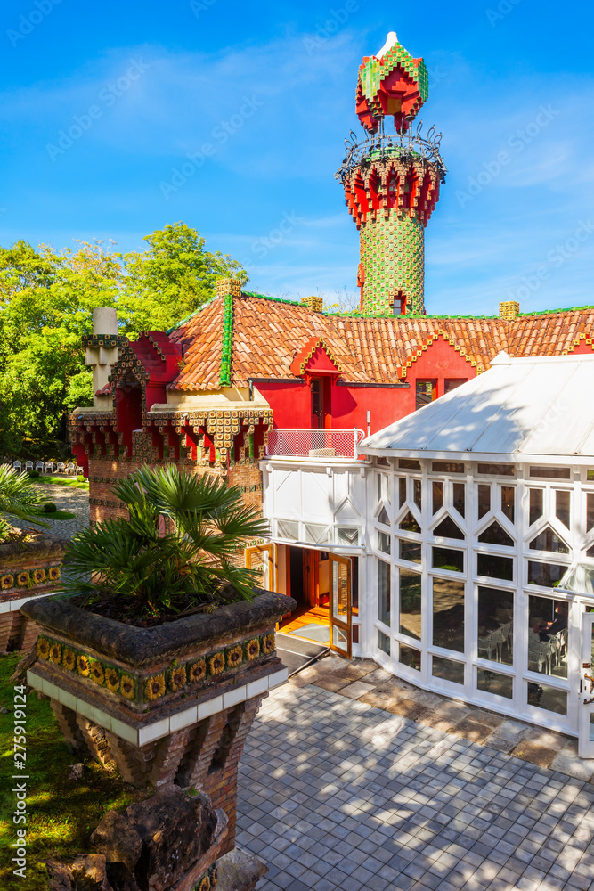 Fotografie El Capricho in Comillas, Spain