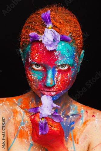 Photos Creative fantastic makeup using colorful paints on the model