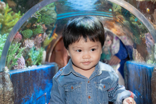 Canvas Print The Thai boy in the aqurium