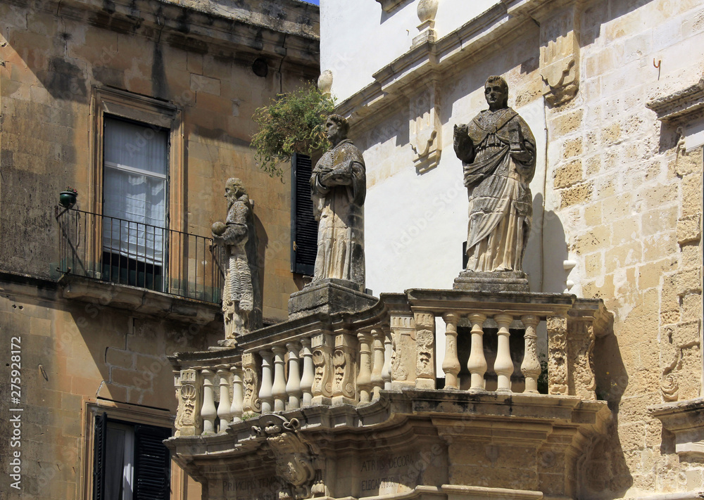 Obraz premium sculptures sur le balcon