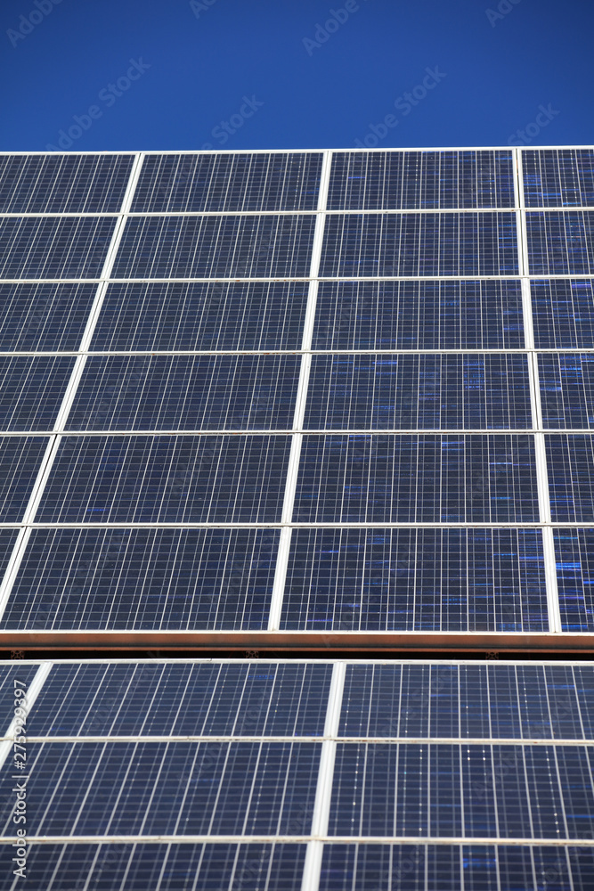 Dach mit Solarzellen in Deutschland