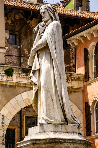 Monument of poet Dante Alig...