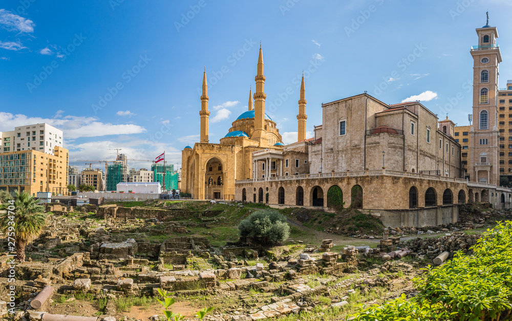 Naklejka premium Katedra Saint Georges Maronite i meczet Mohammeda Al-Amina obok siebie w Bejrucie w Libanie
