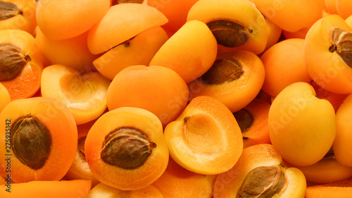 Fotografija Ripe juicy orange apricots slices fruit background.