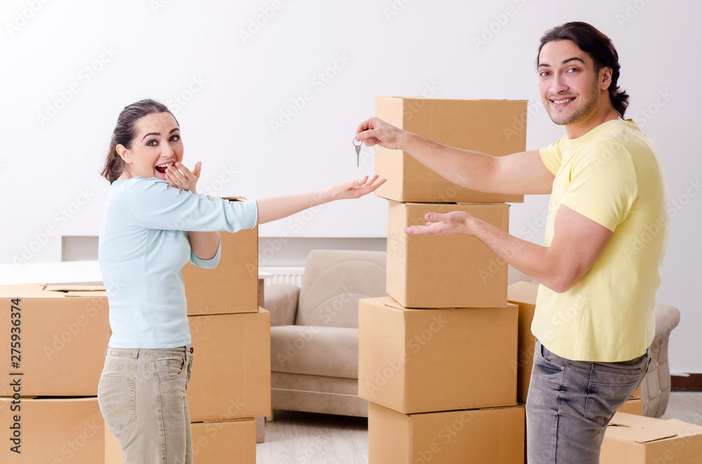 Young pair moving to new apaprtment Young pair moving to new apaprtment