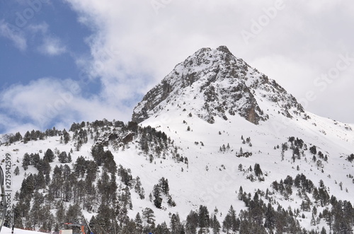 montaña nevada en invierno de los pirineos andorra