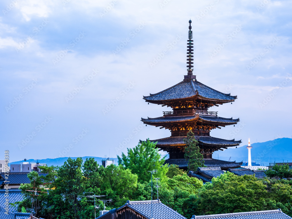 八坂の塔と京都の町並み 夕景 八坂の塔と京都の町並み 夕景