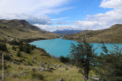 lago color turquesa en patagonia chilena