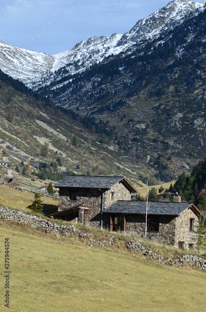 el valle de incles y sus chalet con fachadas de piedra