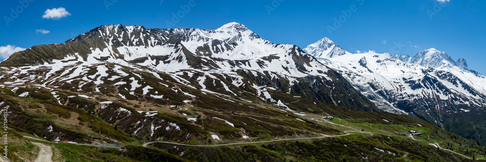 Φωτογραφία the mont blanc massif and the aguille du midi in the french alpine valley of cha