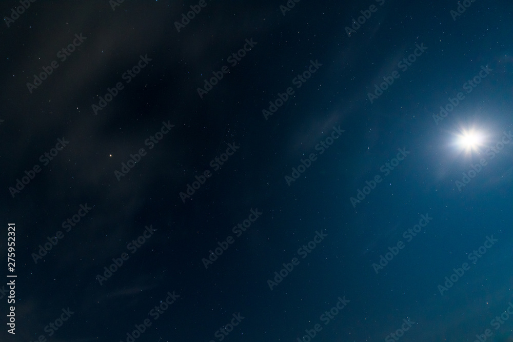Fototapeta premium nocne niebo. Księżyc i gwiazdy. długa ekspozycja