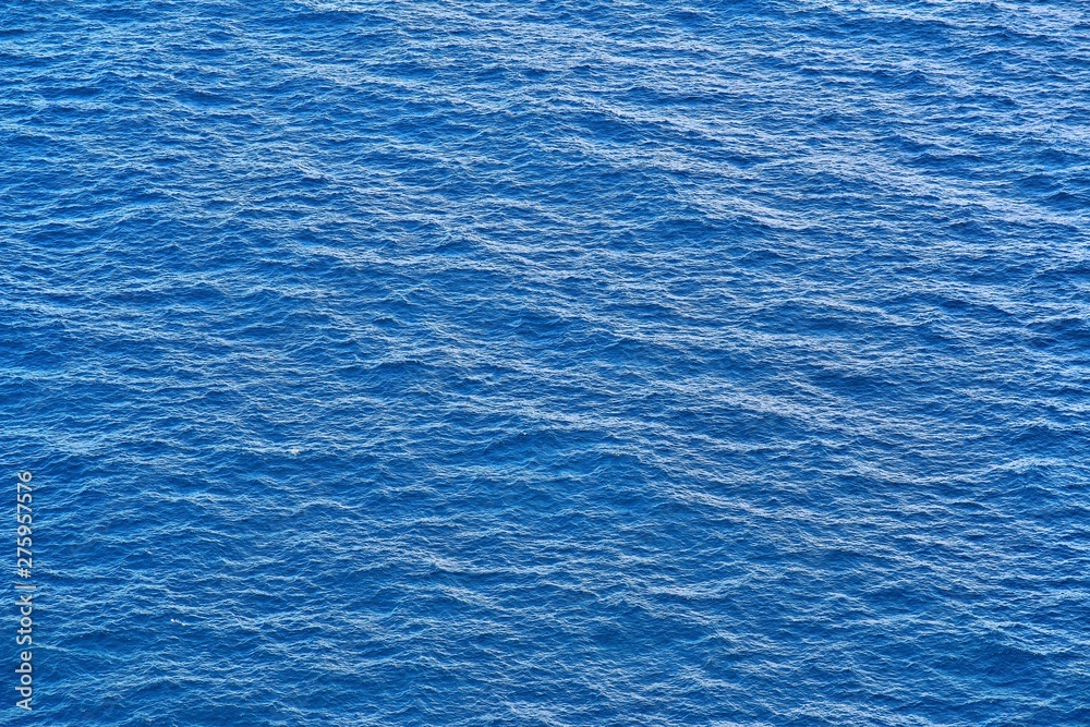 Das tiefe blaue Mittelmeer vor der Küste Mallorcas