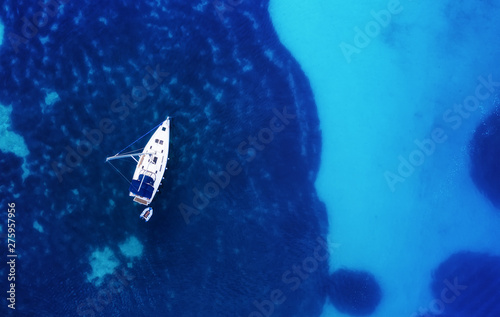 Canvas Print Yacht on the water surface from top view