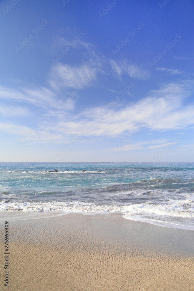 Fototapeta premium waves on the water of a sandy summer beach