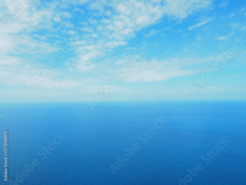 真っ青な海 © TABACO