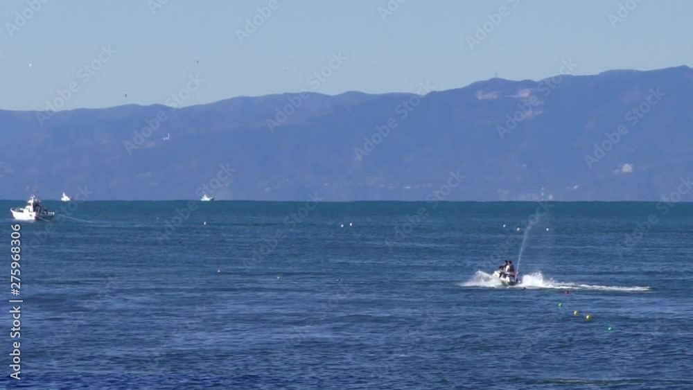 江の島の海で練習をする水上バイク