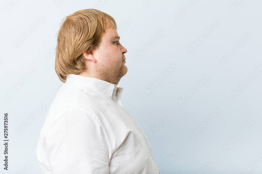 Fat Man fitness pose en studio sur fond blanc Photo Stock - Alamy