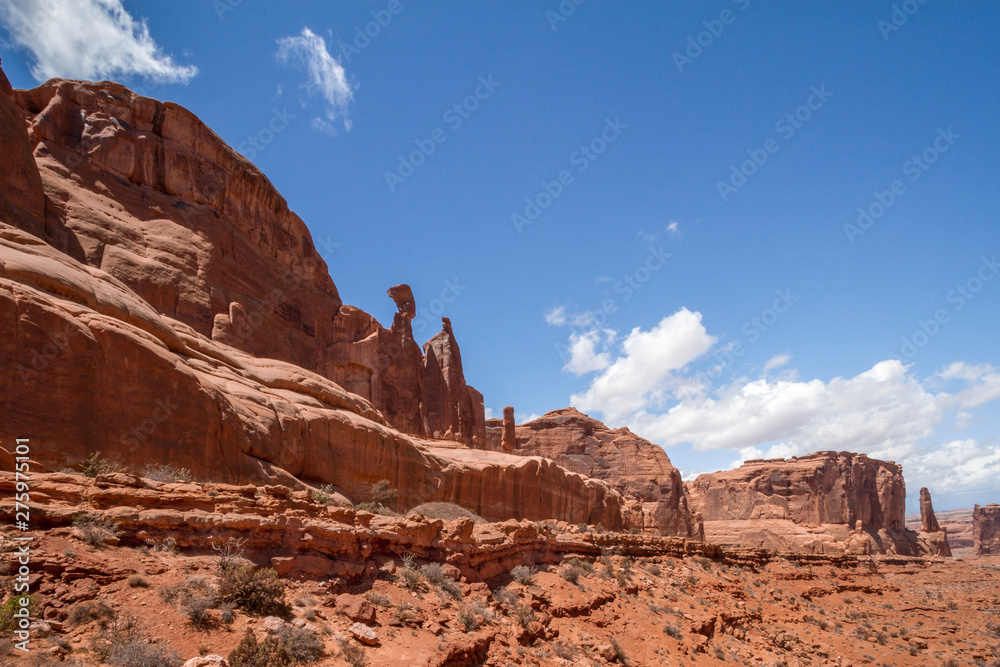Fototapeta premium Park Aveneu viewpoint, red mountain, rare formations, arches national park