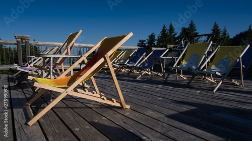 Obraz na płótnie Sonnenstühle - Paradies in den Bergen im Sommer w salonie