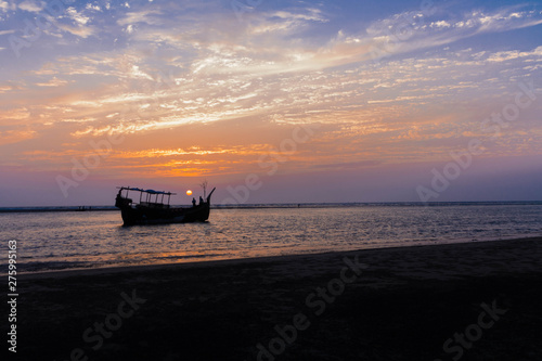 Bild auf Leinwand sol tras el barco en Bangladés