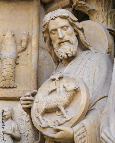 Fotografia Statue of Saint John the Baptist at Notre Dame, Paris