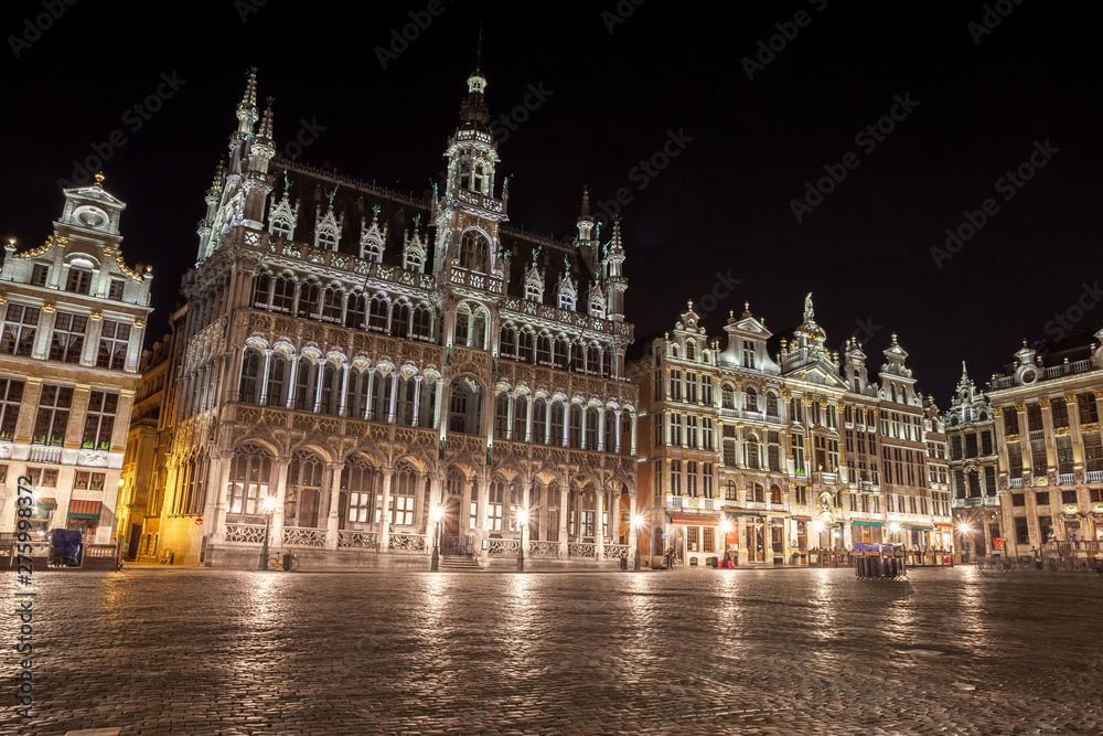 Fototapeta premium Grand Place buildings from Brussels at night, Belgium