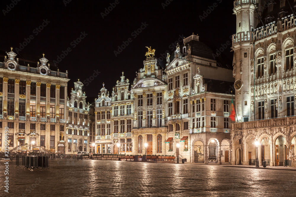 Obraz premium Grand Place buildings from Brussels at night, Belgium