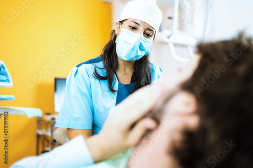 Mal di denti, visita odontoiatra da un dentista per tranquillizzare il paziente preoccupato e spaventato.
