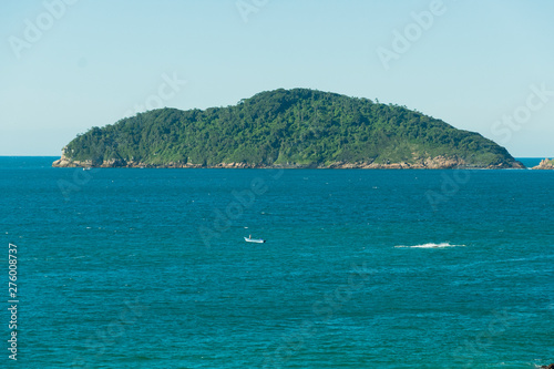 Vista para o paraíso, é possível ver a ilha ao fundo e uma embarcação com pescadores. © Divina Epiphania