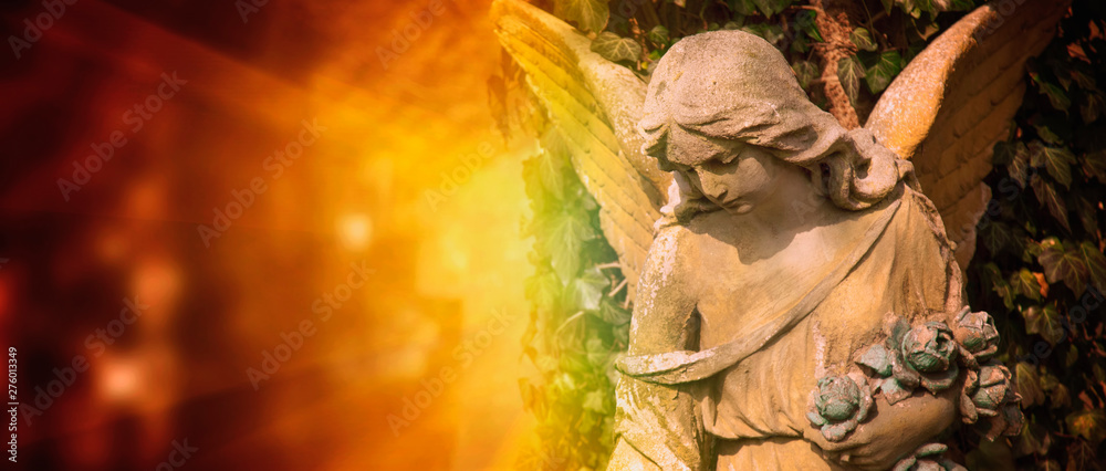 Obraz Antyczna statua anioła stróż w świetle słonecznym.