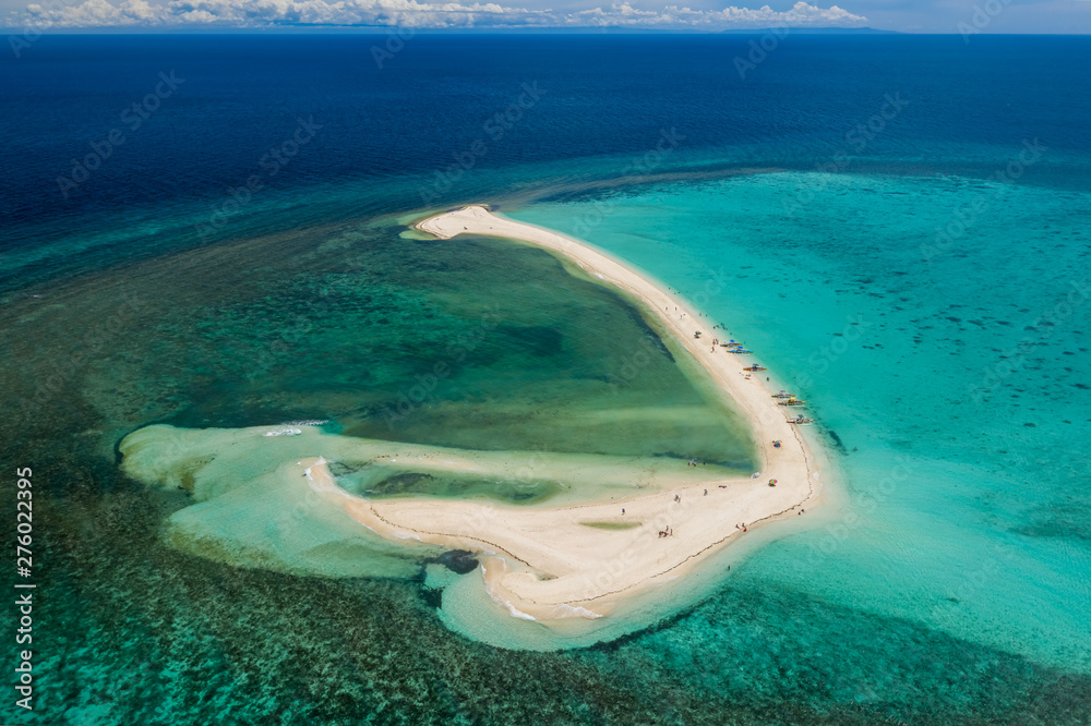 Ταπετσαρία Aerial drone view of a beautiful white sandbar surrounded by coral reef near a t