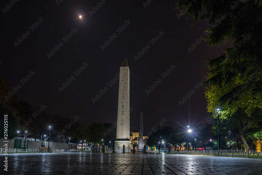 Φωτογραφία Night view of the Obelisk of Theodosius at Istanbul Old Hippodrome, Turkey