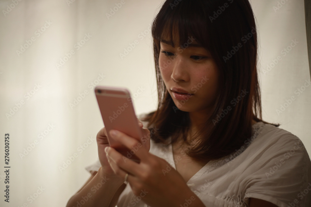 スマートフォンを使う女性 スマートフォンを使う女性