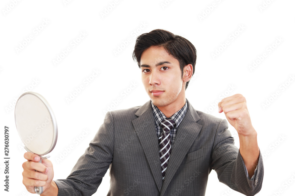 ヘアーセットに満足する男性